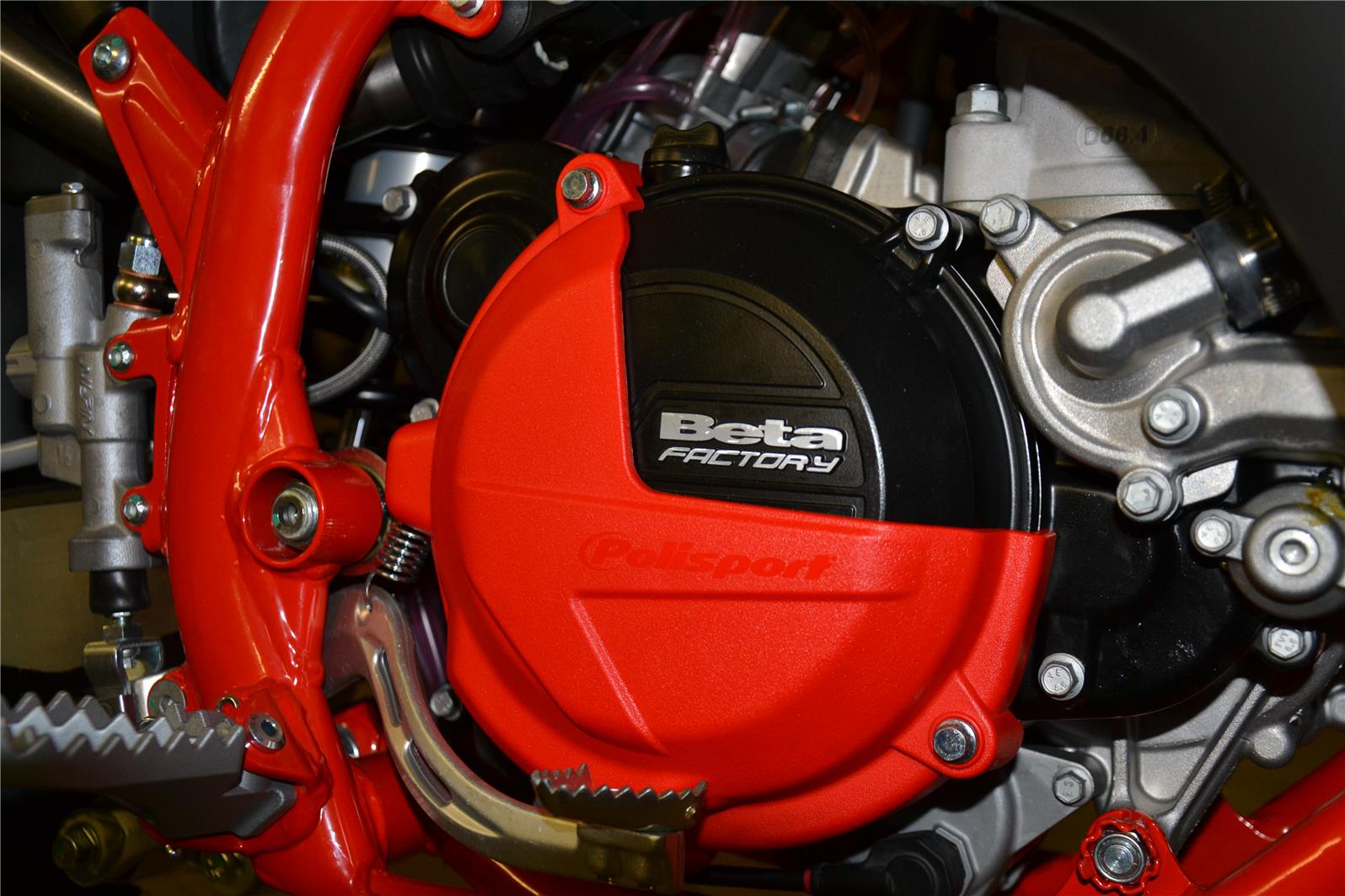 08-P8465800002 Clutch cover protection RR 250/300 2T 18-> RED