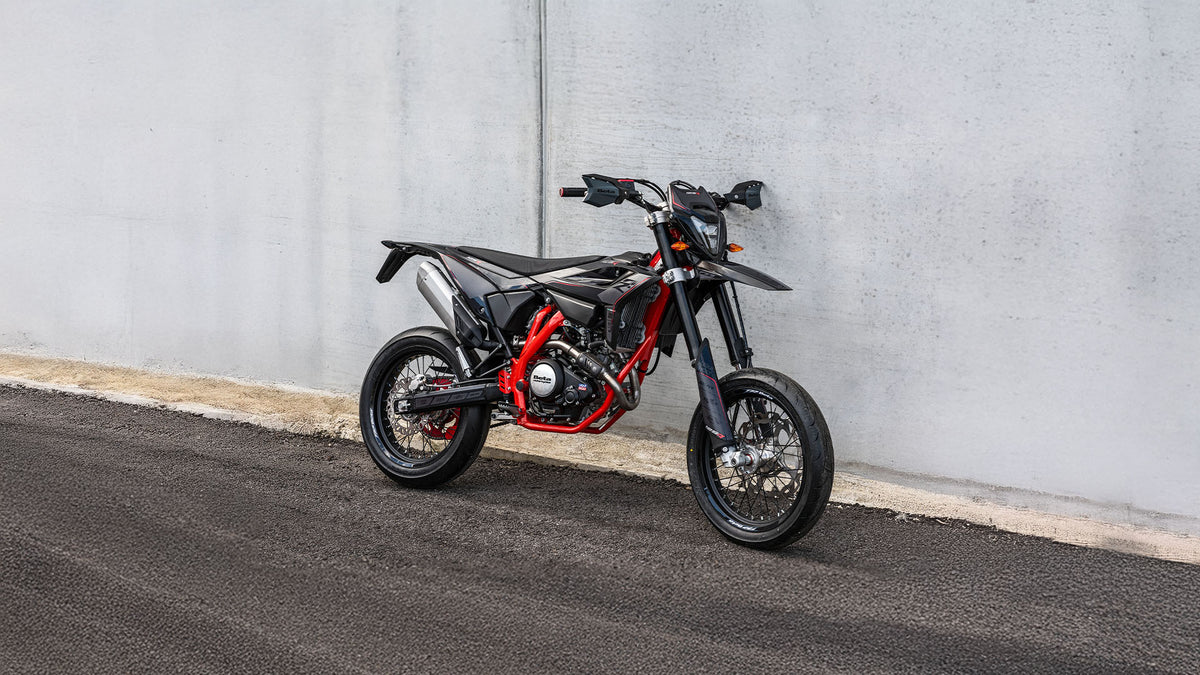 Beta RR 125 4T Motard R svart i stadsmiljö