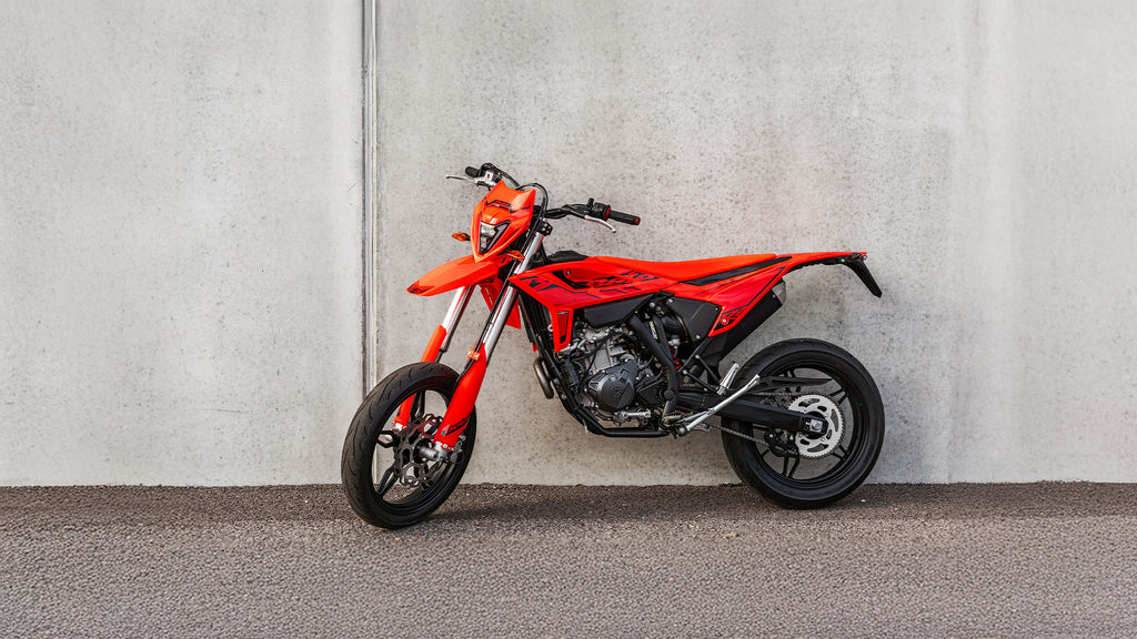 Beta RR 125 4T Motard T röd i stadsmiljö