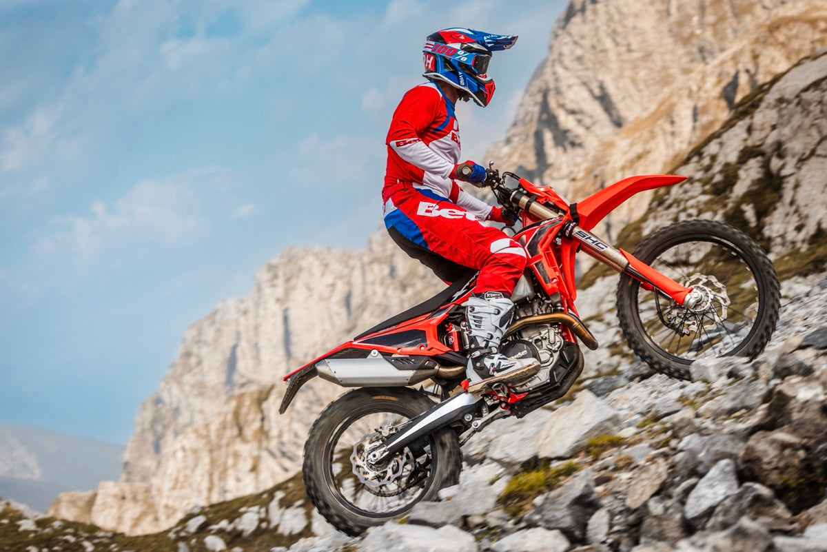 Beta RR X-Pro 4T MY27 i brant stenig backe